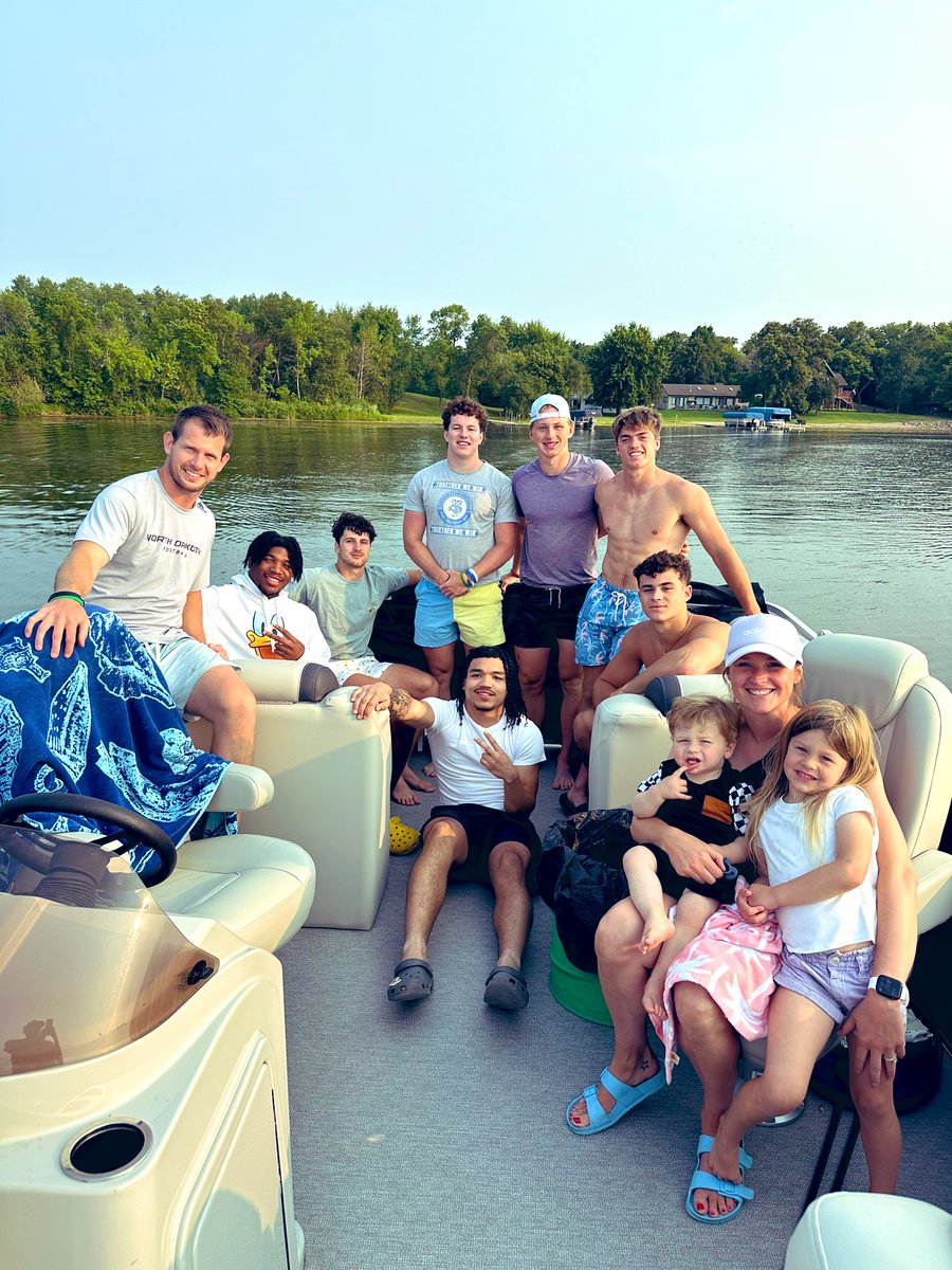 annikaschwenz's tweet photo. Safeties take the lake! 💚🏈 Football season, we are ready for you. @UNDfootball https://t.co/iLjvC5Xdi3