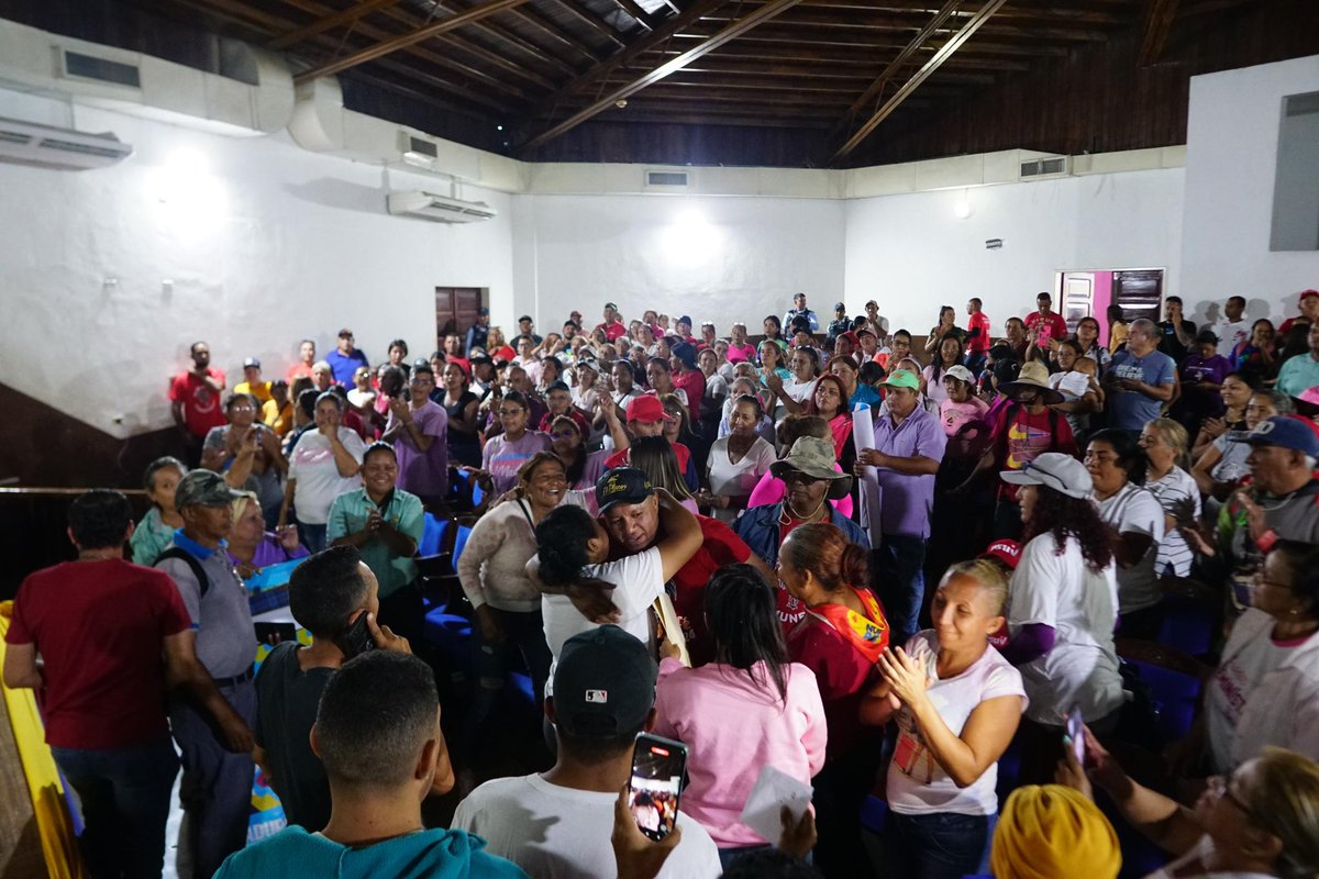 AngelPComuna's tweet photo. Hoy #23Jul también estuvimos en Quibor. Allí nos recibió una Gran Asamblea Comunera, en su mayoría mujeres guerreras, virtuosas y muy
Bolivarianas, junto a la Alcaldesa @CarmenSilvaPSUV
En Quibor también gana nuestro Gallo Pinto @NicolasMaduro https://t.co/Qi7g7FgXvJ