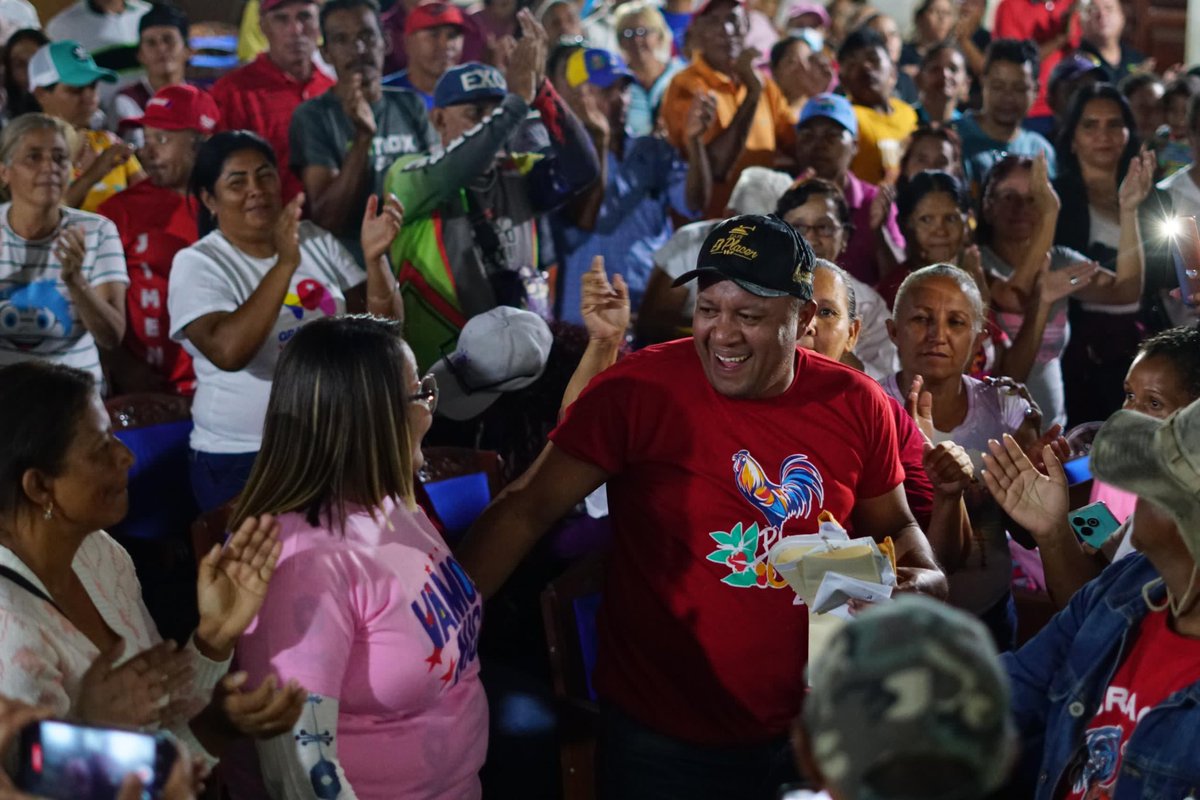 AngelPComuna's tweet photo. Hoy #23Jul también estuvimos en Quibor. Allí nos recibió una Gran Asamblea Comunera, en su mayoría mujeres guerreras, virtuosas y muy
Bolivarianas, junto a la Alcaldesa @CarmenSilvaPSUV
En Quibor también gana nuestro Gallo Pinto @NicolasMaduro https://t.co/Qi7g7FgXvJ