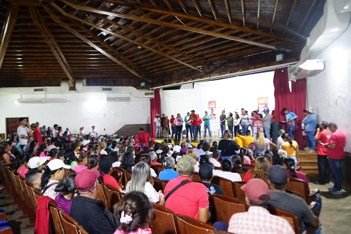 AngelPComuna's tweet photo. Hoy #23Jul también estuvimos en Quibor. Allí nos recibió una Gran Asamblea Comunera, en su mayoría mujeres guerreras, virtuosas y muy
Bolivarianas, junto a la Alcaldesa @CarmenSilvaPSUV
En Quibor también gana nuestro Gallo Pinto @NicolasMaduro https://t.co/Qi7g7FgXvJ