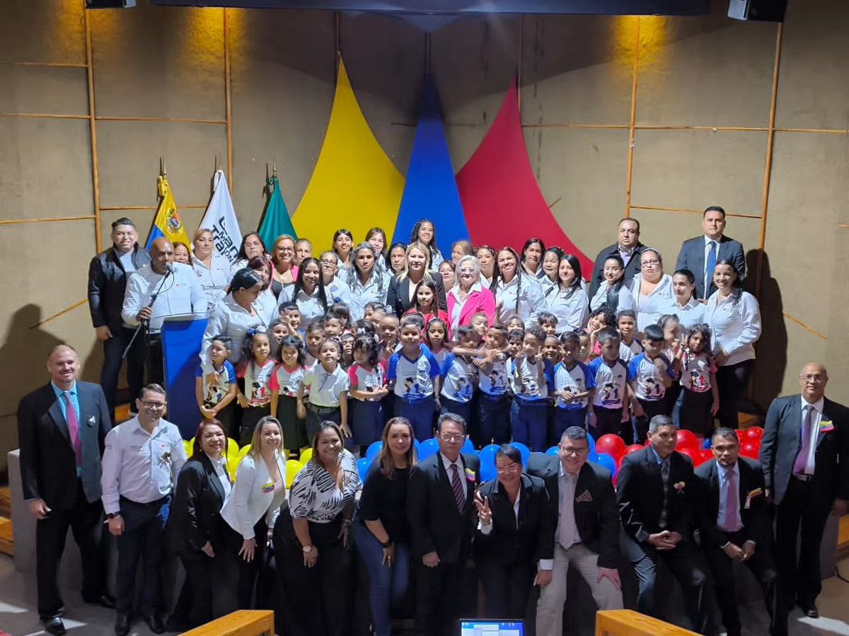 2/2 El acto fue celebrado en el auditorio del edificio Metro de Caracas, allí 20 niños y 15 niñas, se les otorgó sus diplomas y medallas como constancia de haber culminado con éxito su primera etapa educativa.

📝bit.ly/46iyCE6

#AfirmativoYPaLante