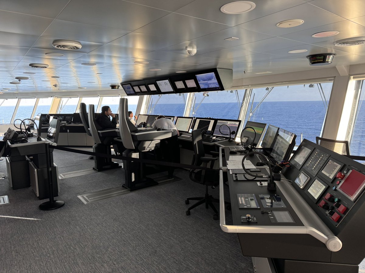 garybembridge's tweet photo. There is an open bridge lot of time here on #SeabournPursuit. One thing that really struck me is the lack of any water traffic. I asked team if they ever see any ships. Other than Ponant that doing the same route they said it’s remote and not even fishing ships in the Kimberley https://t.co/QzQA2SOifx