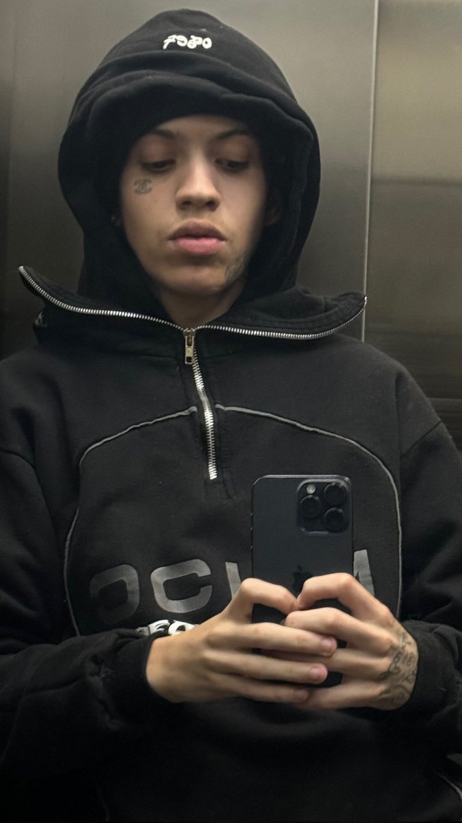 ً (@babyoutofcontex) on Twitter photo 