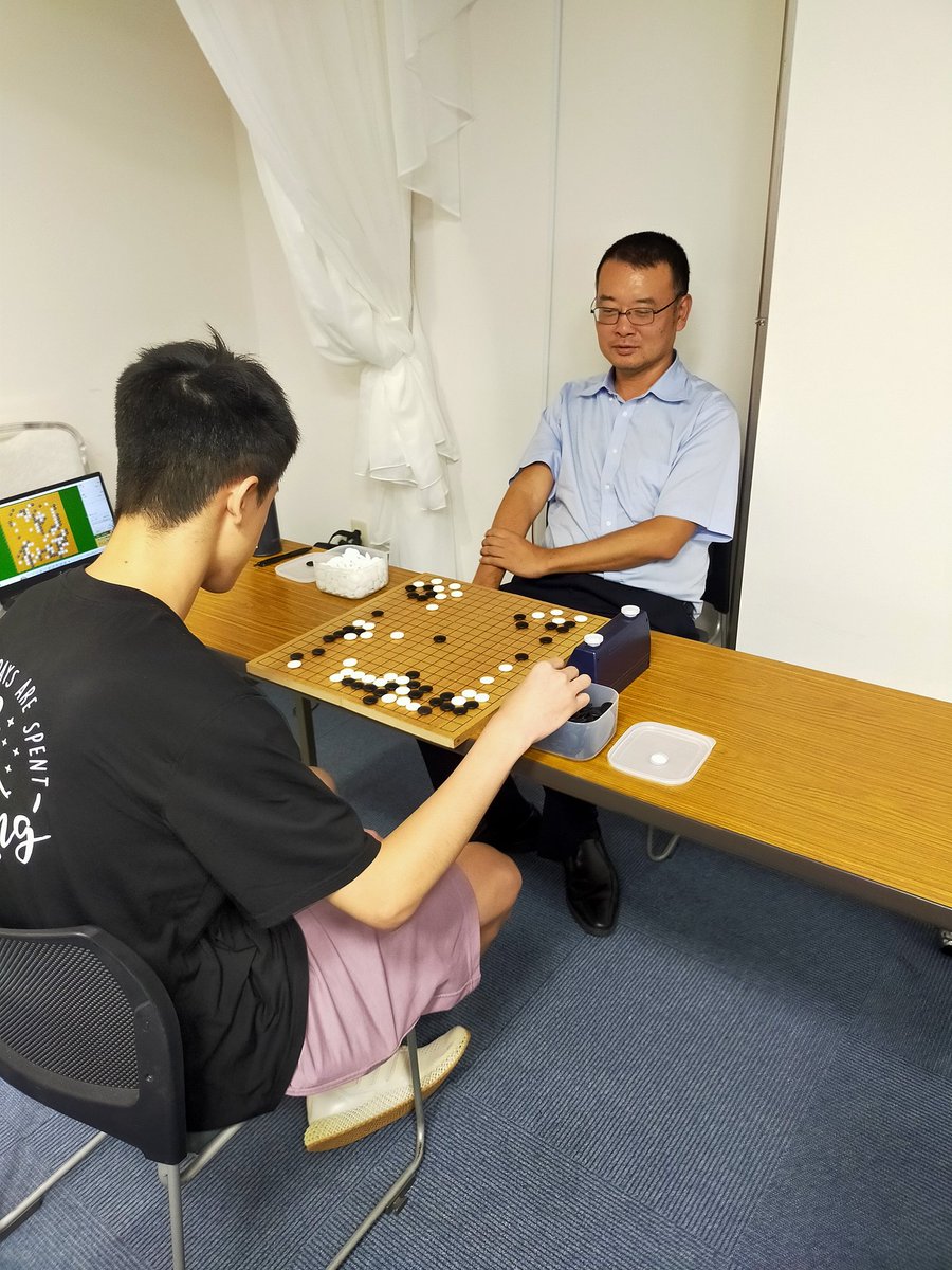 ryo__maeda's tweet photo. 毎日リーグゲームを戦いそれをすべてプロ棋士が検討をし講座、指導碁、宿題と数多くのプログラムがありましたが参加者は碁をもっとしたいと言われる方も多く本当に囲碁三昧のキャンプだったと思います。 https://t.co/7LgERr1zPJ