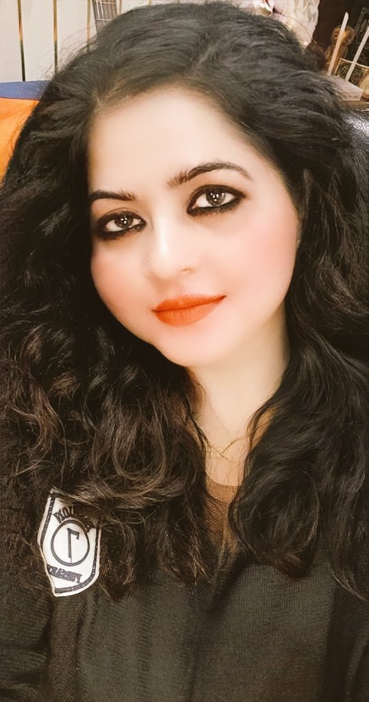 मैं टूट जाऊं तो आकर गले लगा लेना ....
कोई दलील , कोई मशवरा नहीं देना ...!!