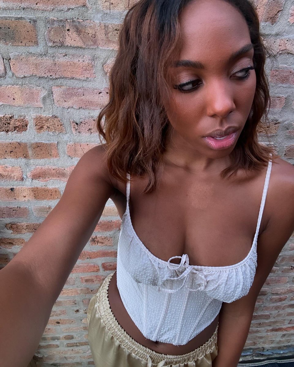 DestinySto69135's tweet photo. "Hump"day 💋🍑💦

#teasers #exclusivecontent #boudoirvibes #goddessexclusive #goddessenergy #playfulvibes #untamed https://t.co/JG6bUwwxZl