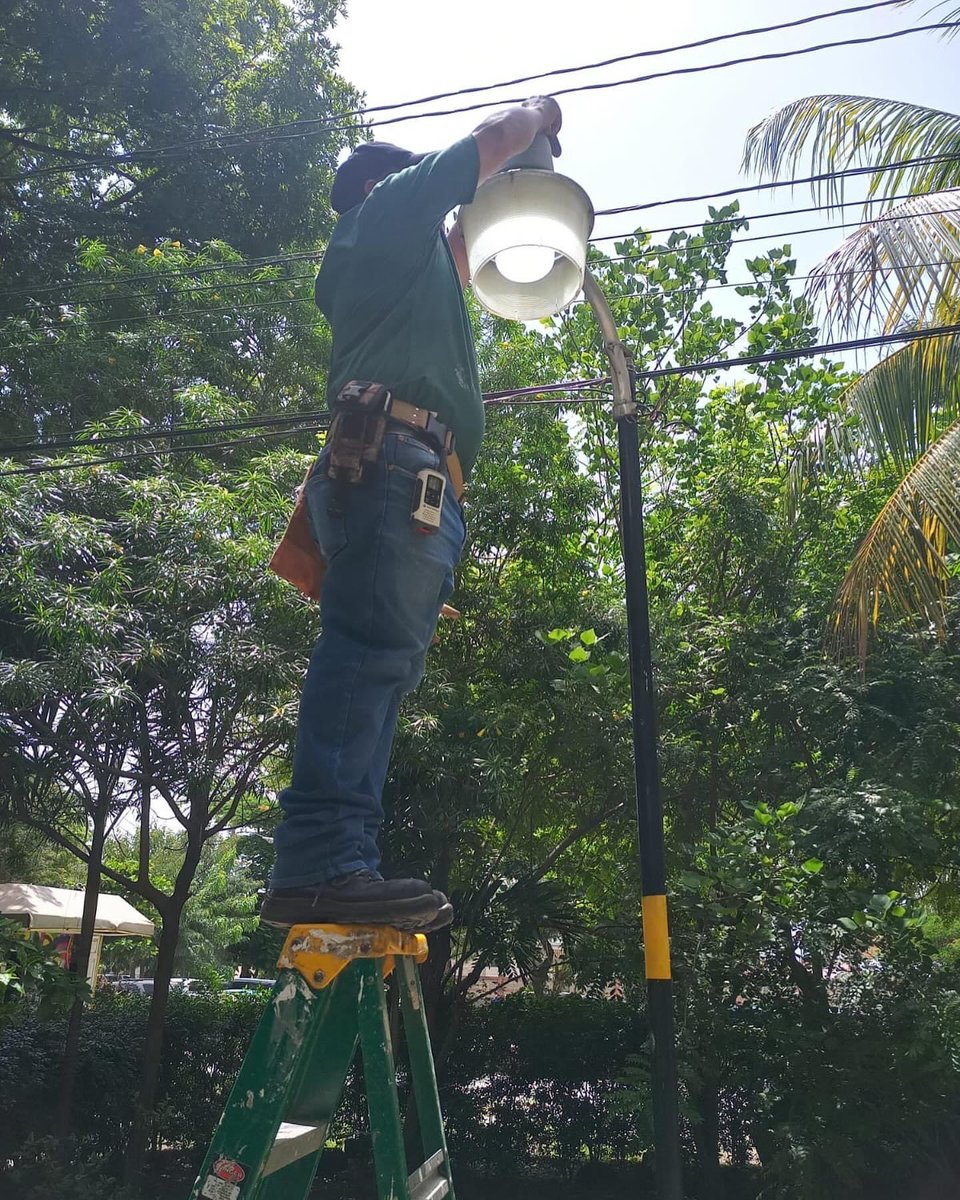 UNAHCortes's tweet photo. Con el apoyo del personal de Servicios Generales, hemos iniciado el proyecto de mejoramiento de la iluminación en diferentes espacios de nuestro campus, generando espacios seguros y accesibles. #UNAHNuevaHistoria https://t.co/hj02HRjdyg
