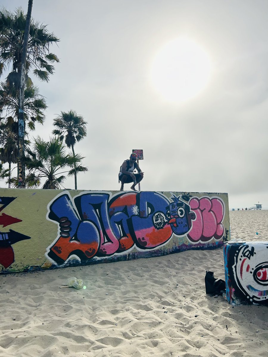 LoadComics's tweet photo. where is the authorization? ✨

Fazer um graffiti em Los Angeles ✅ https://t.co/JRspXWo4si