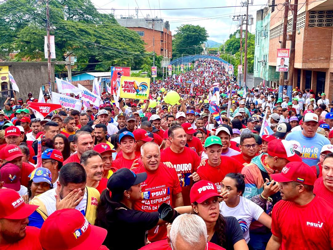 GUÁRICO CON MADURO

En el gran cierre de campaña desde la capital guariqueña, municipio Juan Germán Roscio Nieves, nuestro pueblo una vez más con euforia y felicidad le ratifica a nuestro hermano Presidente <a href="/NicolasMaduro/">Nicolás Maduro</a> que la victoria este 28 de julio es segura.