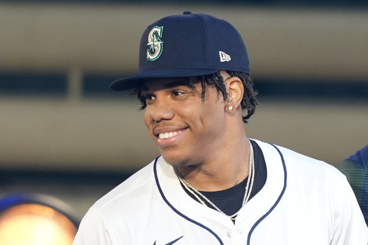 The #Mariners have signed switch-pitcher Jurrangelo Cijntje (No. 15 overall) for a full-slot $4,880,900, per <a href="/DKramer_/">Daniel Kramer</a>.

More on Seattle's pitching-heavy '24 Draft crop: atmlb.com/4cTGZZt