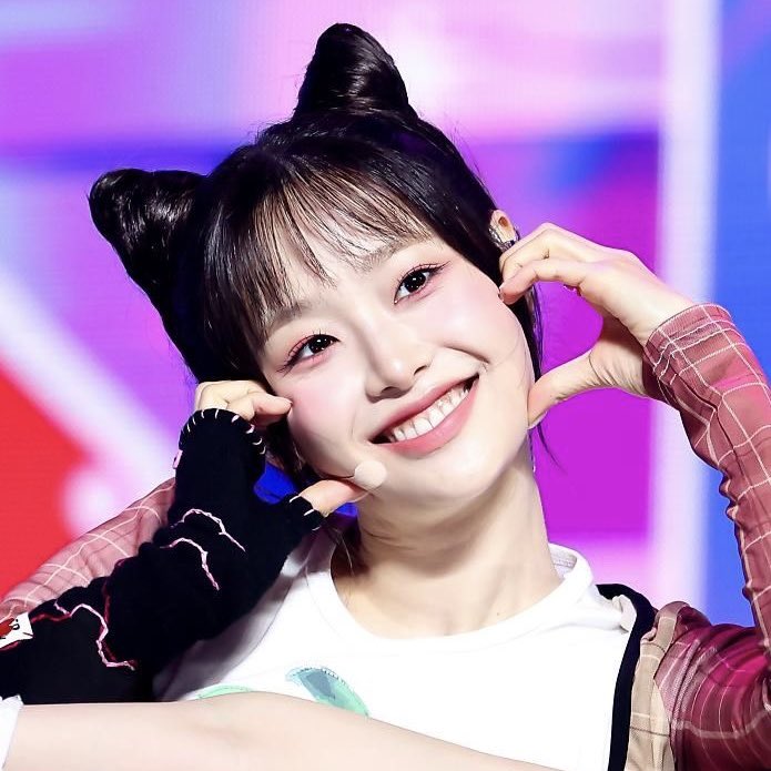 koreanpopbr's tweet photo. Quem aqui vai no show da Chuu? 🇧🇷

Ainda tem ingresso disponível no site: https://t.co/RHGGHAKYz3

#Chuu #KPOPBRASIL https://t.co/gOUp1svPJU