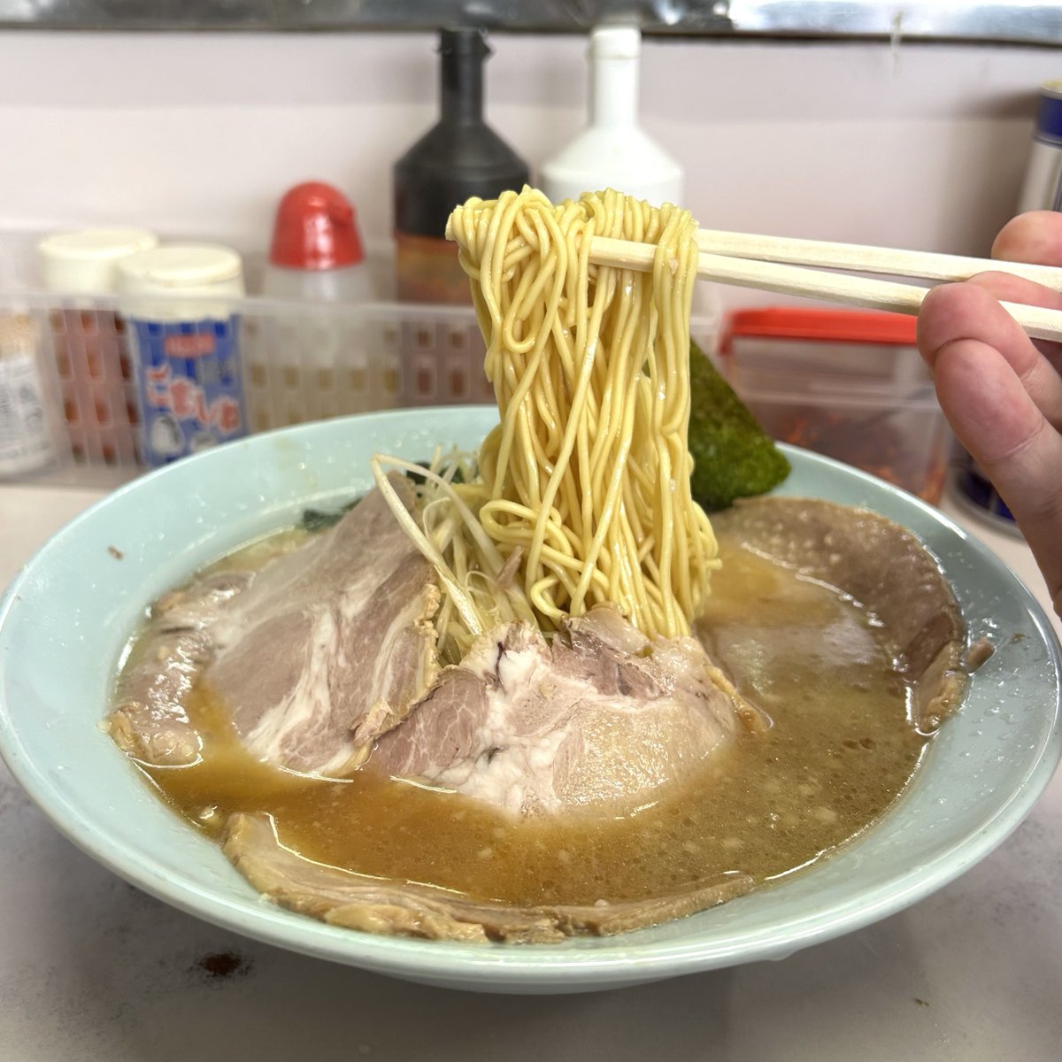 ramencollection's tweet photo. チャーシュー わかめ のり
そして中毒性高めの
クマノテネギが盛られ

シャバ目な豚骨と背脂に
旨みを補うケミカルや
強めのカエシが効いたスープ。

硬めな仕上がりの中細麺は
小麦を感じるポクポク食感で
ネギとやスープとの相性も◎

ねぎチャーシュー並
#つばき食堂 #小金井市ラーメン https://t.co/hYDtAJulAG