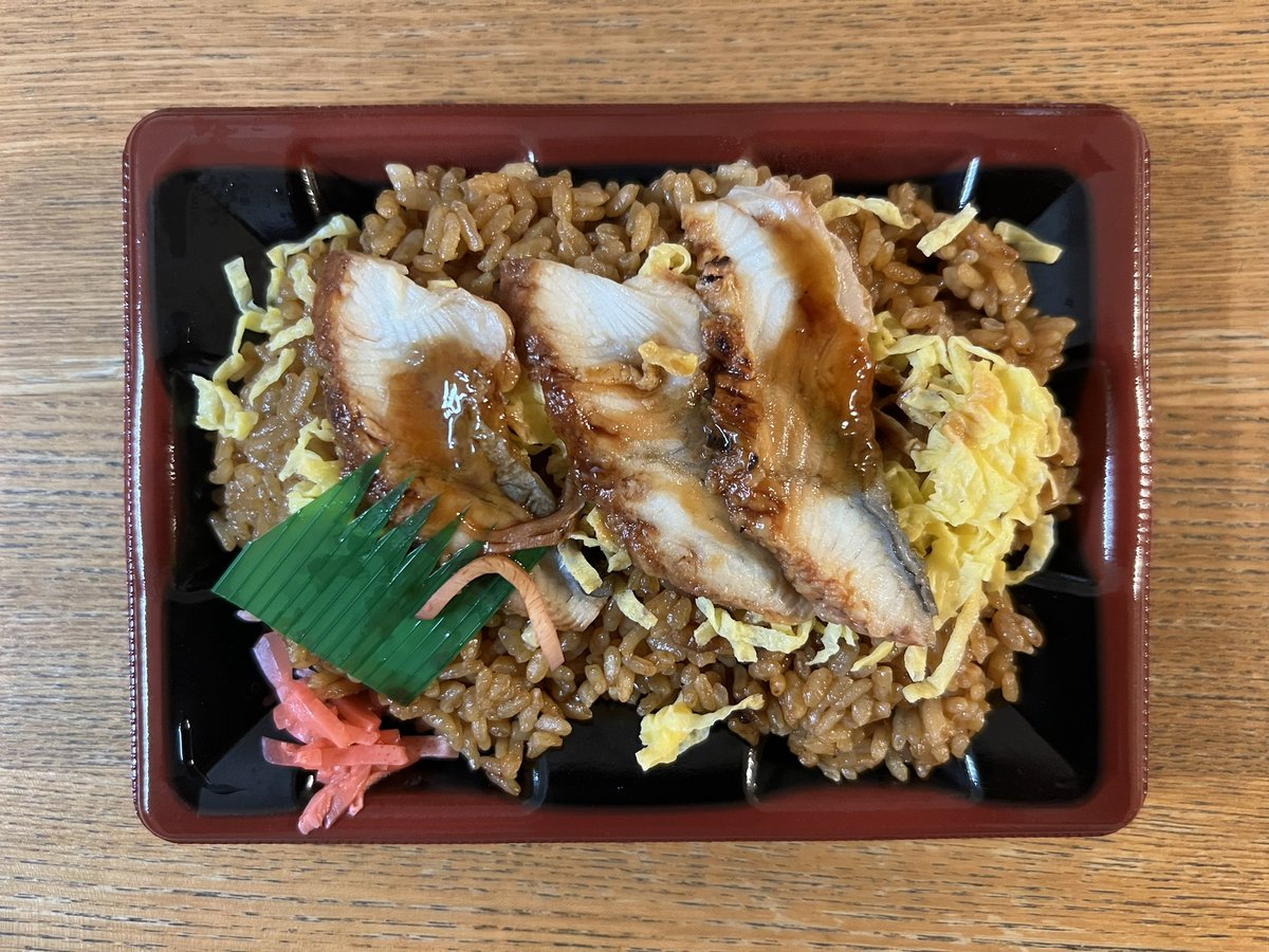 今日の弁当。
嫁さんが体調を崩してしまい弁当がなかったので、今日は土用の丑の日ってことでうなぎ飯。ϵ( 'Θ' )϶
スーパーの特売品ですが、美味しくいただきました。(*´ω`*)
ｺﾞﾁｿ━(人>▽<｡)━ｻﾏｯ