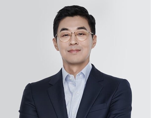 PopBase's tweet image. HYBE CEO Park Jiwon resigns after 4 years.