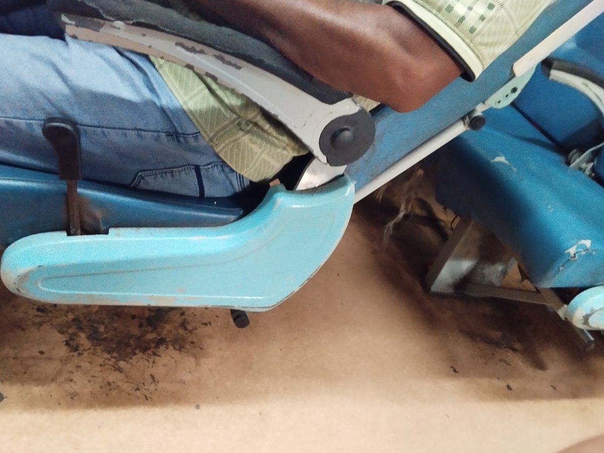 tanWare1982's tweet photo. Dear @IRCTCofficial train no. 12857 coach D10 very poor condition. Firstly the train was 3 hrs late and then the whole coach is full of dirt and rusts. Atleast some cleanliness was expected. Kindly do something. @IndianRailMedia https://t.co/C87v8ZohRz