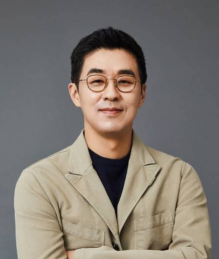 kchartsmaster's tweet photo. Park Ji Won resigns from his position as the CEO of HYBE after 4 years in charge.

https://t.co/3PJfaGI5e2 https://t.co/Vex1nlEajj