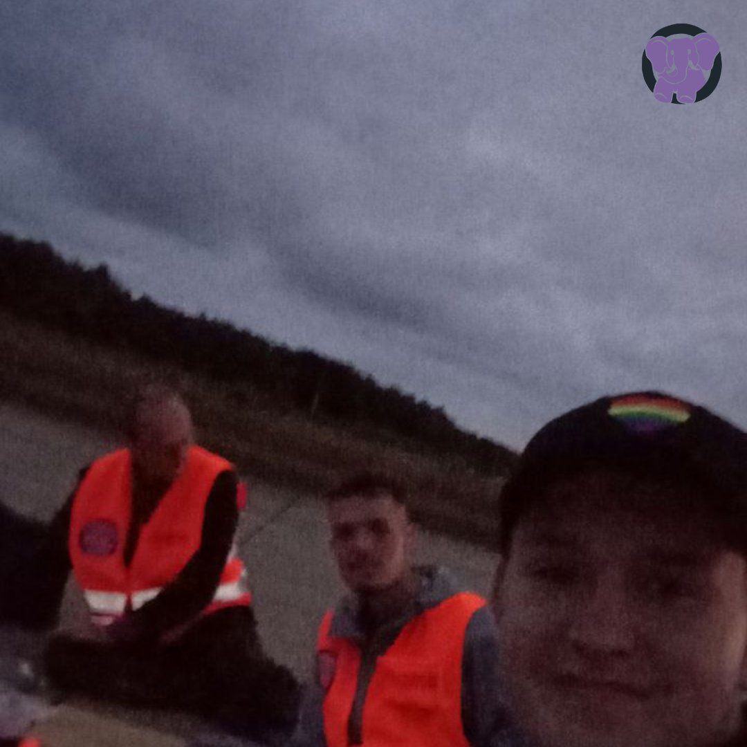AufstandLastGen's tweet photo. ✈️ Flughäfen sind ein Ort, an dem deutlich wird: Was früher normal war, können wir uns heute nicht mehr leisten. Öl tötet!
Und deshalb brauchen wir jetzt eine gerechte Wende!

Mehr Informationen hier: https://t.co/kZd68Hc4Nx https://t.co/fZxvn7EhtZ