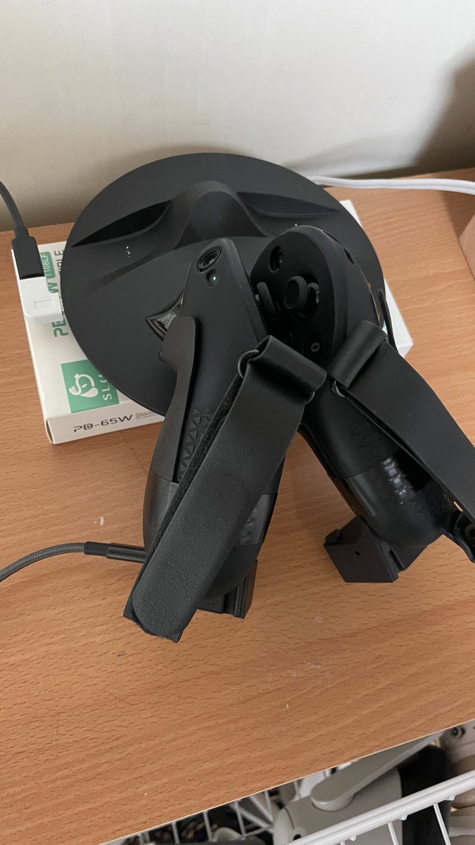 wetty_serial's tweet image. #ContactSheet 
コントローラーとSheetを同時充電できたので、テープで巻きつけた