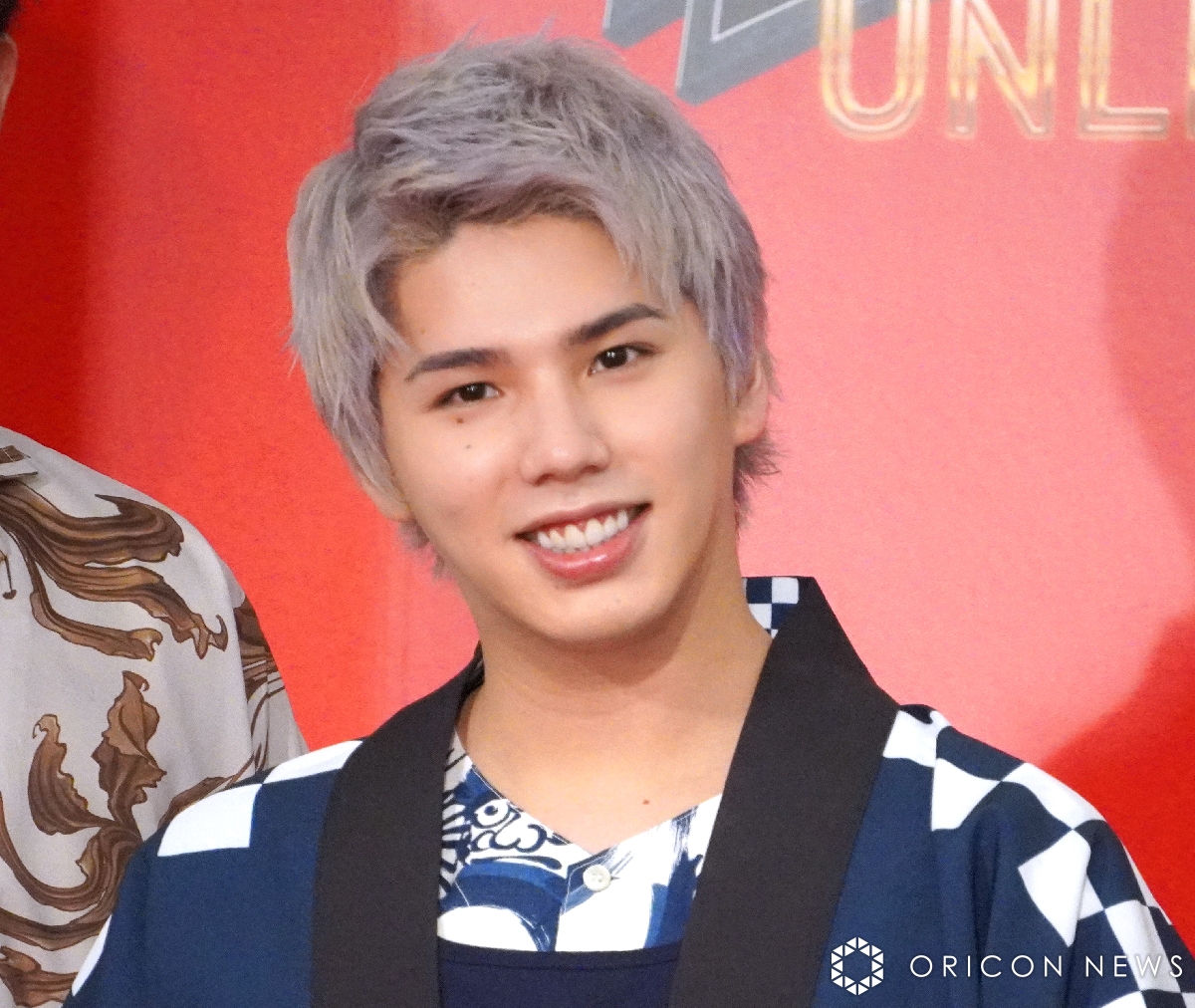 oricon's tweet photo. マイファスHIRO、山本舞香と交際報道
文春記者からの直撃取材に
「付き合ってるし同棲してるし抱きしめました」
https://t.co/s8t29uejNy https://t.co/CbI9fNKw0O