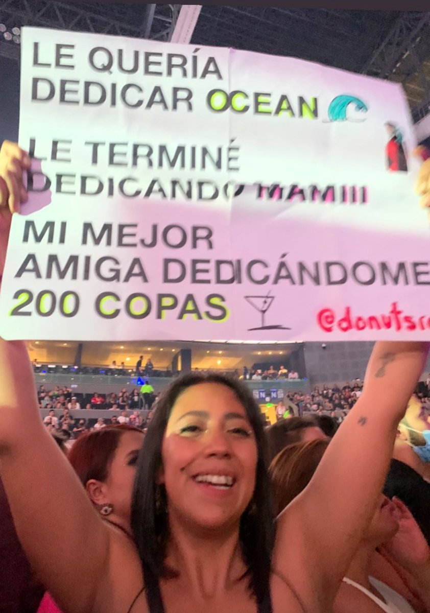 donutsrod's tweet photo. Porque mientras Karol G esté vigente, esto seguirá vigente también. 

Tbt de su concierto en México en 2022. 🩷

#KarolG https://t.co/VWDSpPMMJK