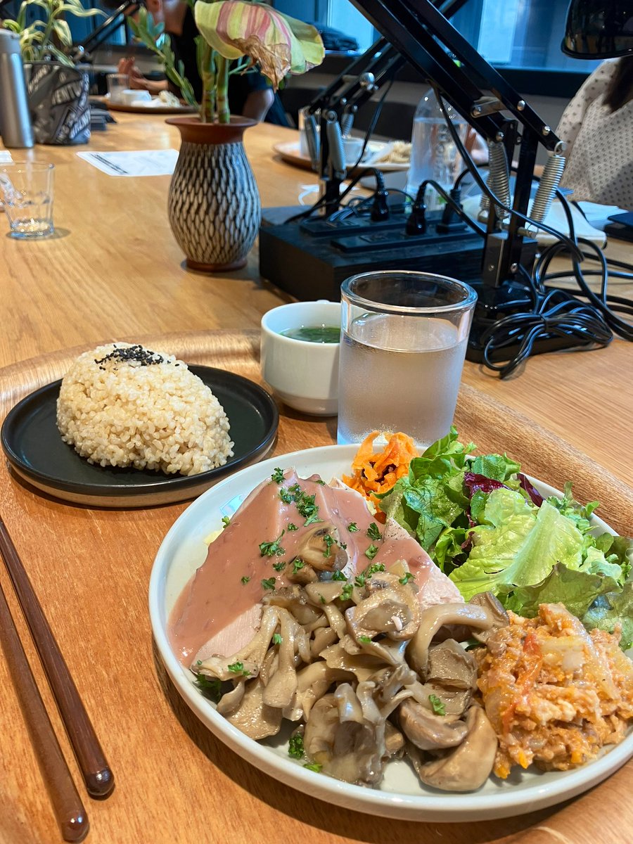 exorphia_pr's tweet photo. 今日はランチをしながら
空想科学読本で盛り上がりました🔬

懐かしい…！

#企業公式夏のフォロー祭り
#企業公式相互フォロー
#企業公式つぶやき部
#がんばろう企業公式　
#InspiredLab #三菱地所 #SAP
#転職 #研究者  #募集中
#エクソソーム #exosome #創薬
#バイオベンチャー #スタートアップ https://t.co/MOA1XELTin
