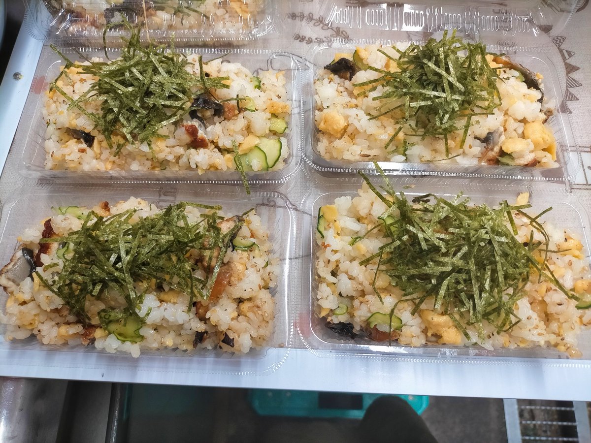 You_kitchen_'s tweet photo. 今日も元気に営業中〜🤗
本日、土用の丑の日ですね❗
鰻散らしをご用意させて頂きました😊
本日の日替り弁当は唐揚げ弁当です✨
どうぞ、雷と雷雨にお気をつけてご利用くださいませ🙇 https://t.co/ryPVA6V9YE