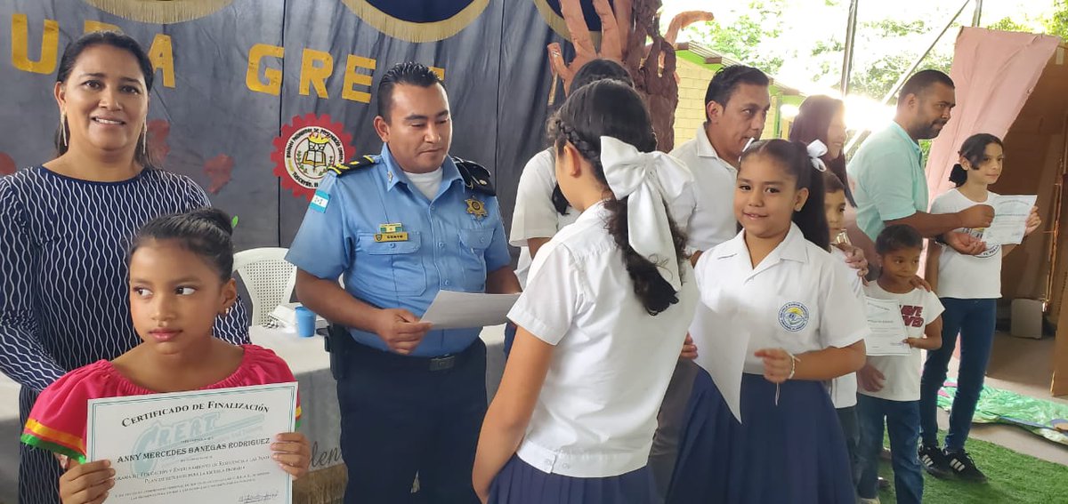 PoliciaEscolarH's tweet photo. #DeInteres🤗🩵//Éxito Rotundo en la Primera Clausura del Programa GREAT en la #UMEP-21 Yuscarán, El Paraíso. Este evento marcó un momento trascendental para la comunidad educativa local, donde 486 alumnos recibieron sus certificados de clausura del #ProgramaGREAT.💪🏆 https://t.co/v30AjCLZbD