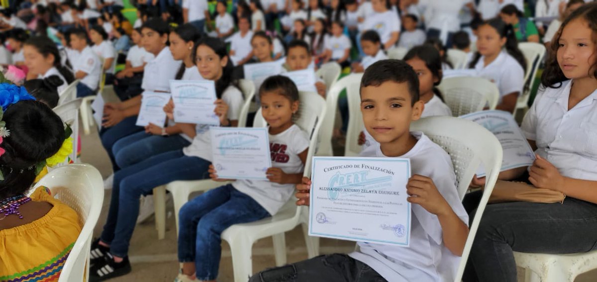 PoliciaEscolarH's tweet photo. #DeInteres🤗🩵//Éxito Rotundo en la Primera Clausura del Programa GREAT en la #UMEP-21 Yuscarán, El Paraíso. Este evento marcó un momento trascendental para la comunidad educativa local, donde 486 alumnos recibieron sus certificados de clausura del #ProgramaGREAT.💪🏆 https://t.co/v30AjCLZbD