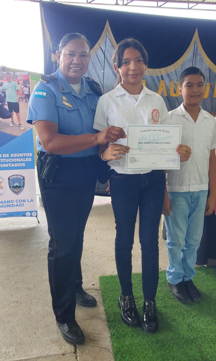 PoliciaEscolarH's tweet photo. #DeInteres🤗🩵//Éxito Rotundo en la Primera Clausura del Programa GREAT en la #UMEP-21 Yuscarán, El Paraíso. Este evento marcó un momento trascendental para la comunidad educativa local, donde 486 alumnos recibieron sus certificados de clausura del #ProgramaGREAT.💪🏆 https://t.co/v30AjCLZbD