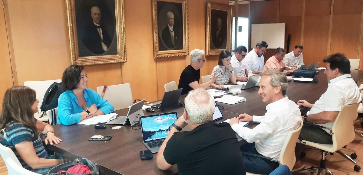 NormasUNE's tweet photo. 🚗 Hemos reactivado el grupo de trabajo CTN-UNE 66/SC 1/GT 16 "Sistema de gestión de los centros técnicos de tacógrafos", presidido por @minturgob y secretariado por #UNE, para revisar la #NormaUNE 66102.
🛣 Esta Norma, de obligado cumplimiento, ayuda a aumentar la seguridad del transporte por carretera.
🤔 ¿Sabías que están obligados a llevar tacógrafo digital todos los vehículos con una MMA superior a 3,5 toneladas y los vehículos para viajeros de más de 9 plazas?
Accede a ella ➡ https://t.co/2IfQQTEHyx
#UNEProgresoCompartido #seguridadvial #tacógrafos