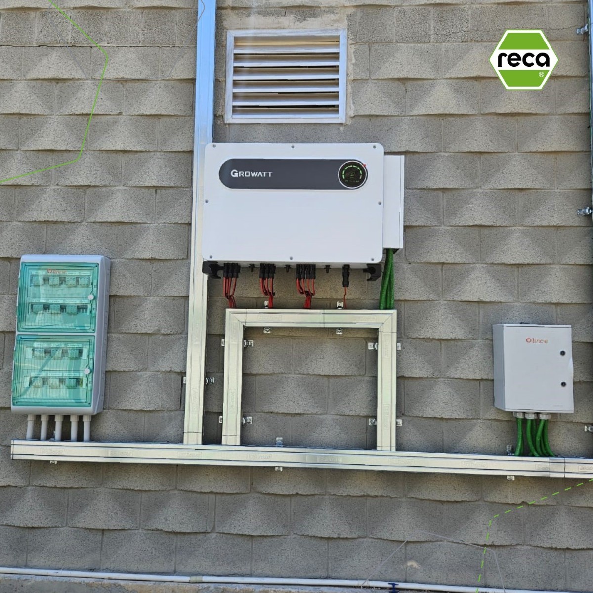 es_reca's tweet photo. 💡 Desde junio, usamos la energía que se genera en las placas situadas en el techo de la nave de nuestra central. 🔋 Con energía verde, ahorramos dinero y reducimos su impacto ambiental. ¡Un ejemplo de sostenibilidad e innovación! #EnergíaVerde #Reciclaje #MedioAmbiente https://t.co/uE7FSSivZJ