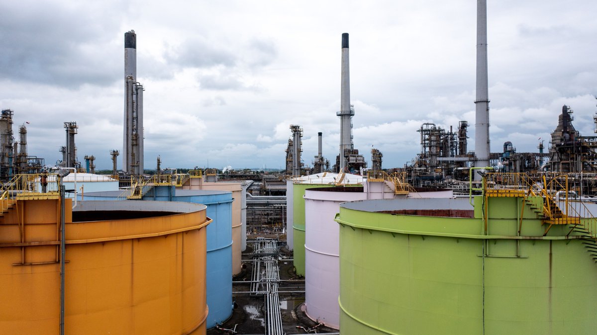 PraxGroup's tweet image. #DidYouKnow that Tank 14D-01 at Prax Lindsey Oil Refinery (the fire water storage tank) holds 10 million litres of water for firefighting purposes – enough to fill four Olympic swimming pools! #PraxFact