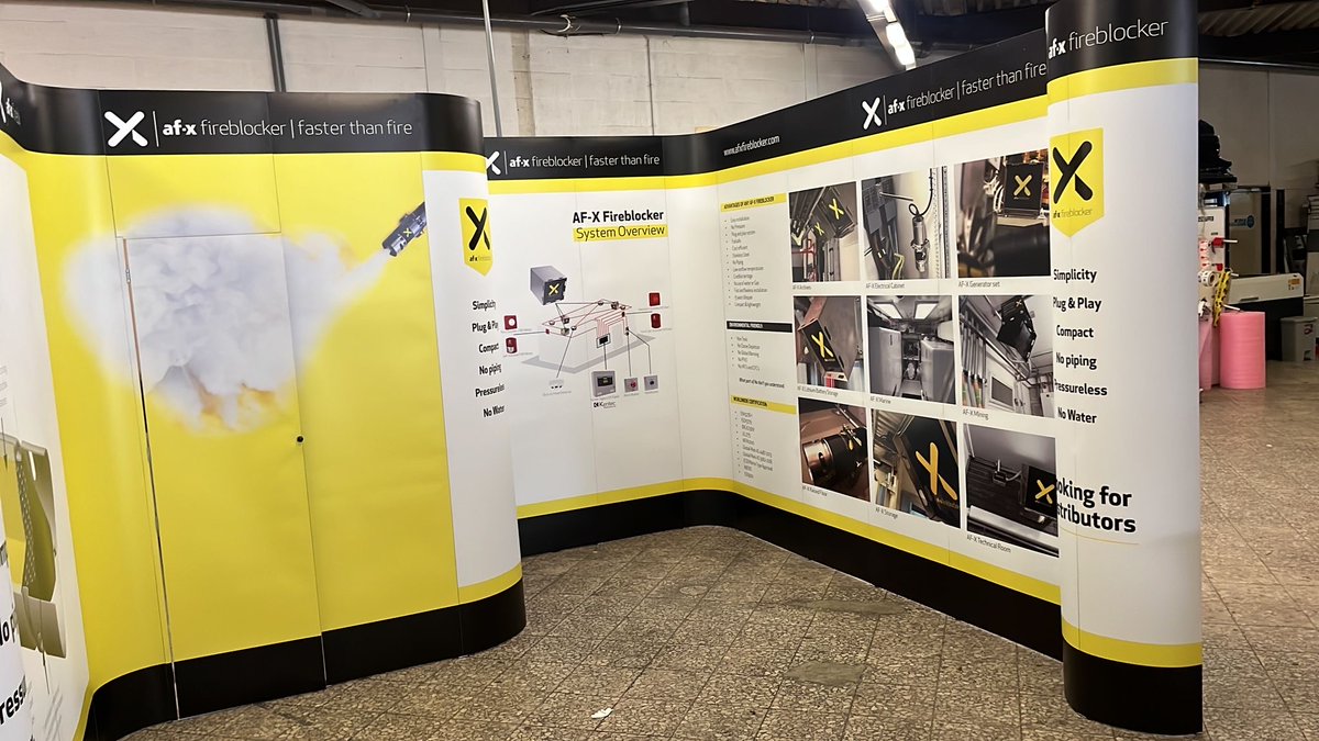 Opvallen op een beurs? Kies voor onze op maat gemaakte banners! Sterk, duurzaam en perfect voor elk evenement.

#Presentatie #Presentatiestand #Werkplek #Hogevloer #Beursinrichting #Tentoonstelling #Beursvloer #Expositie