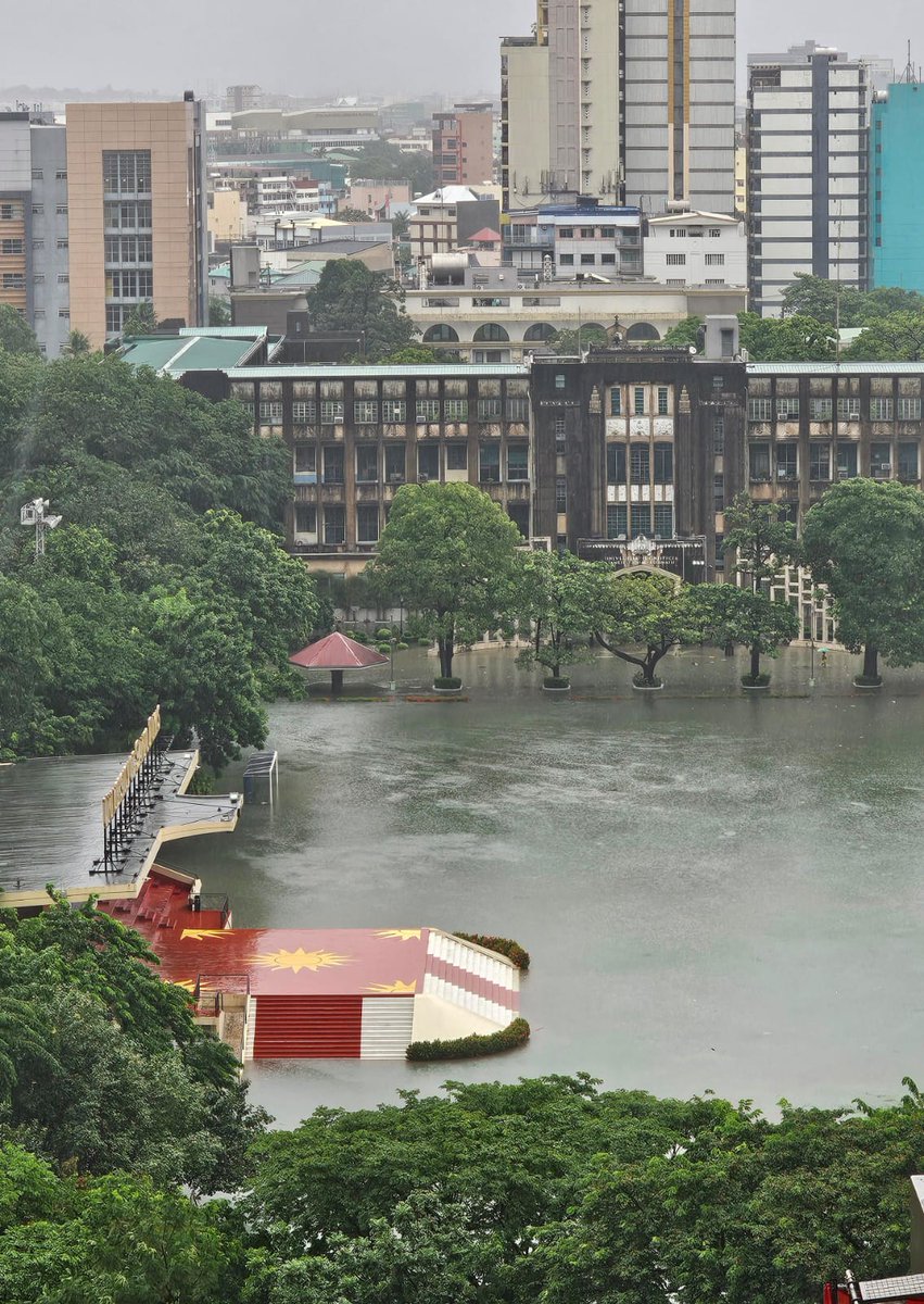 inquirerdotnet's tweet photo. LOOK: Here is the current flood situation at the grandstand and open field at the University of Santo Tomas in Sampaloc, Manila. | 📷: @dnvrdelrosario 

•⁠ ⁠Visit https://t.co/GiNsbtFFV2 to stay updated with the latest #CarinaPH news and stories. https://t.co/ZV2mjMwyec