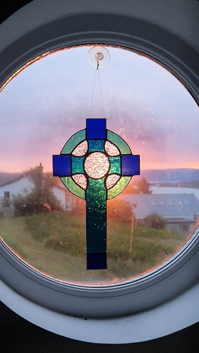 EileanIdhe's tweet photo. #celticcross #windowart #glassart #roundwindow #CnocAChalmain #innerhebrides #CatholicHouseOfPrayerIona https://t.co/f60EoC1VEi