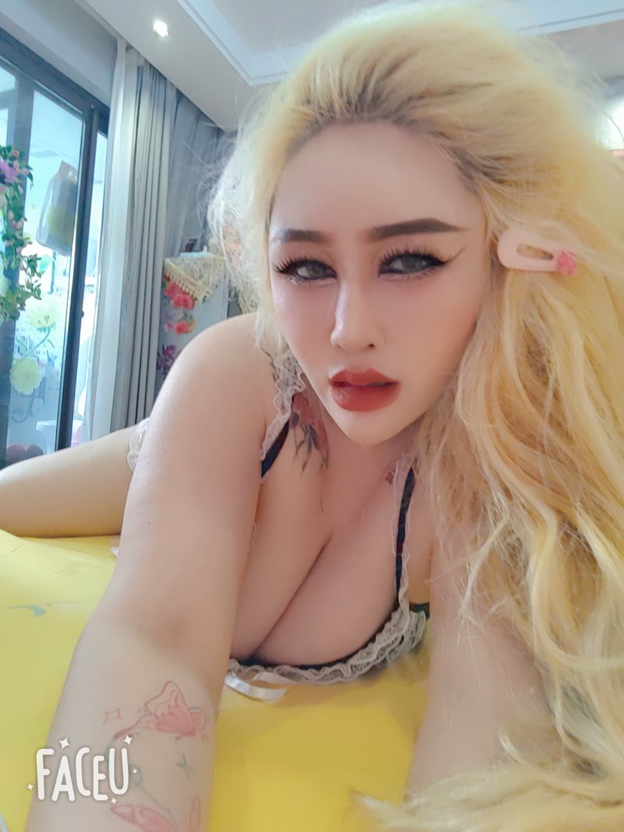 妮儿姗姗来迟。