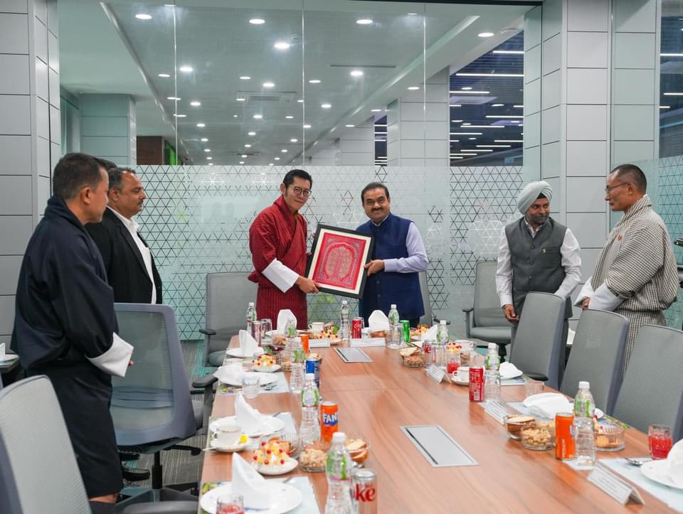 thebhutanese's tweet photo. His Majesty The King visited the 30,000 MW Hybrid Renewable Energy Park in Khavda, Gujarat, the world’s largest renewable energy Project, being built by Adani Green Energy Ltd, yesterday. 

His Majesty also visited Mundra Port, India's largest container port https://t.co/iweGp7mhfb