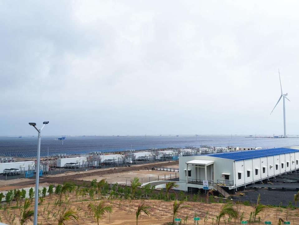thebhutanese's tweet photo. His Majesty The King visited the 30,000 MW Hybrid Renewable Energy Park in Khavda, Gujarat, the world’s largest renewable energy Project, being built by Adani Green Energy Ltd, yesterday. 

His Majesty also visited Mundra Port, India's largest container port https://t.co/iweGp7mhfb