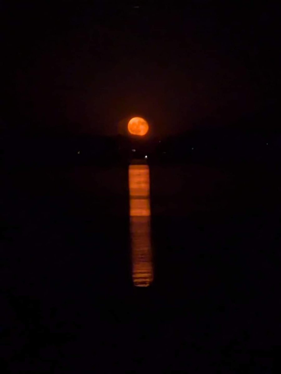 RuhButtKuh's tweet photo. Yesterday's moon getting sued by Disney for looking too much like the Incredibles "i". https://t.co/dvynQeQRrW