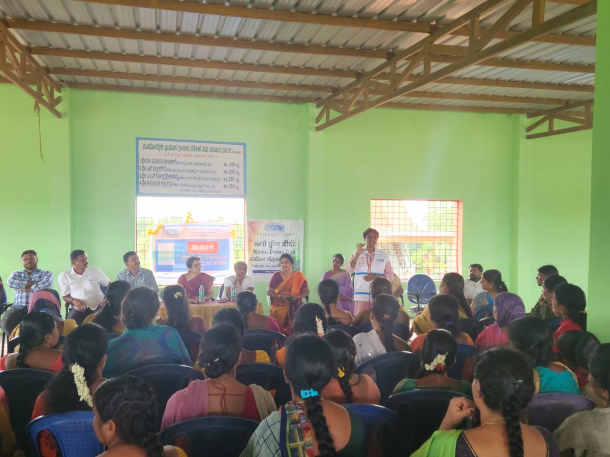 factkarnataka's tweet photo. #FACT Ltd. Hand holding activity done for Namo #Drone DIDI at Mangala village, #Mandya Dt., Karnataka. Mrs.Savitha Drone didi delivered info on Drone usage in #Crop growing.
@fact_kochi 
@fertmin_india https://t.co/6S5oWLvfZj