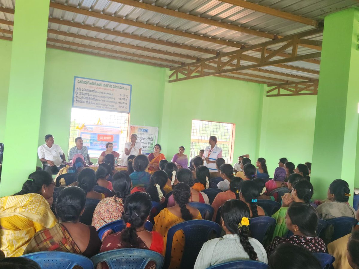 factkarnataka's tweet photo. #FACT Ltd. Hand holding activity done for Namo #Drone DIDI at Mangala village, #Mandya Dt., Karnataka. Mrs.Savitha Drone didi delivered info on Drone usage in #Crop growing.
@fact_kochi 
@fertmin_india https://t.co/6S5oWLvfZj