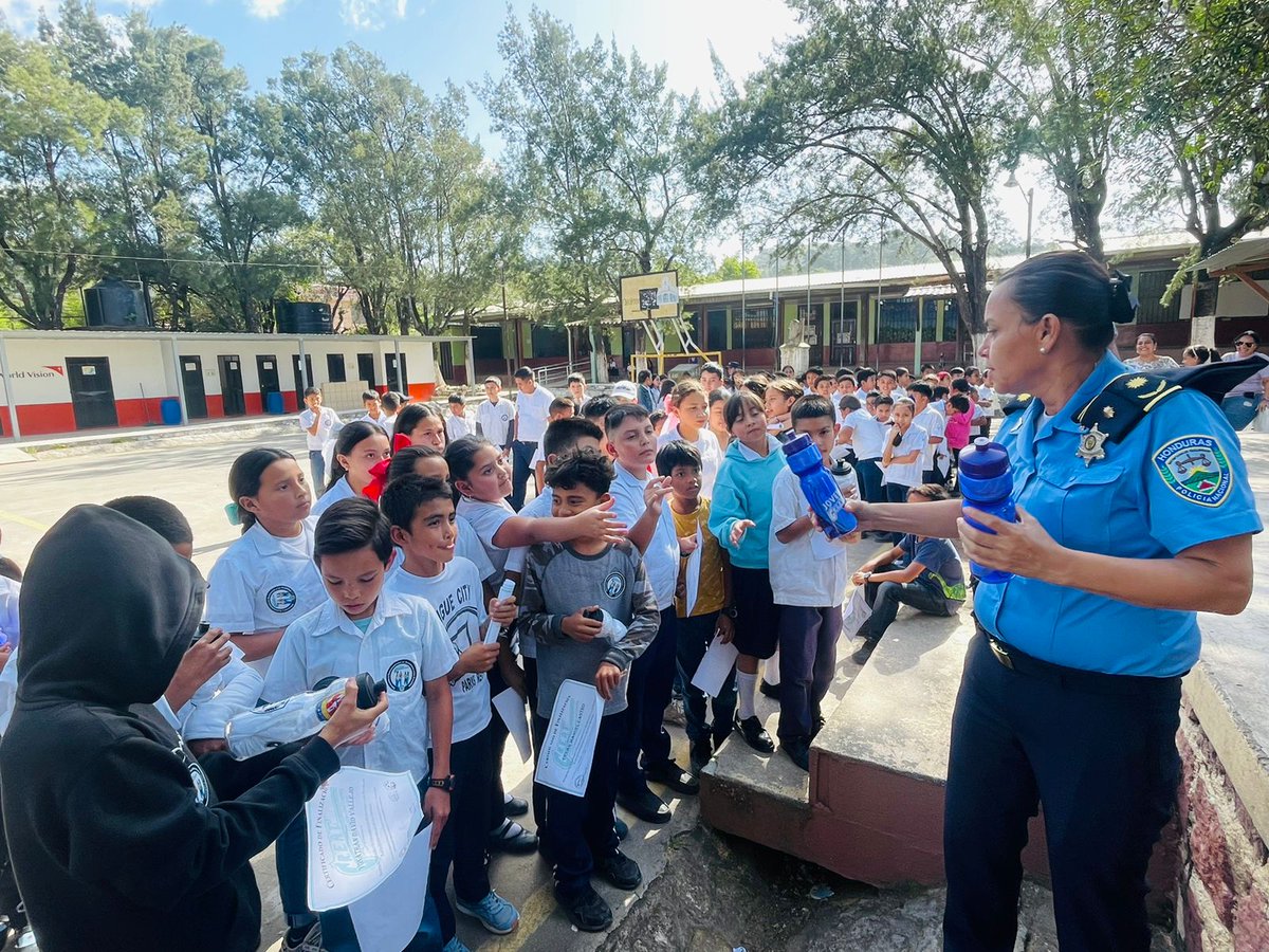PoliciaEscolarH's tweet photo. 💪🤗🩵La #DNPSC, a través de #PolicíaEscolar con los instructores del #ProgramaGREAT de @Umep14SBG Sabanagrande, llevó a cabo la clausura del Programa GREAT del Componente Primaria en la Escuela Pablo Zelaya Sierra, ubicada en barrio El Centro del municipio de Ojojona, F.M.🤗👧🧑 https://t.co/wzCDgkf7U2