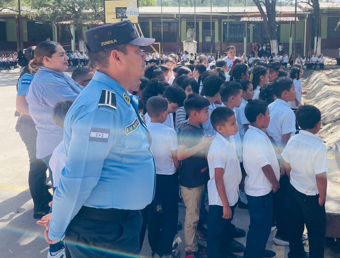 PoliciaEscolarH's tweet photo. 💪🤗🩵La #DNPSC, a través de #PolicíaEscolar con los instructores del #ProgramaGREAT de @Umep14SBG Sabanagrande, llevó a cabo la clausura del Programa GREAT del Componente Primaria en la Escuela Pablo Zelaya Sierra, ubicada en barrio El Centro del municipio de Ojojona, F.M.🤗👧🧑 https://t.co/wzCDgkf7U2