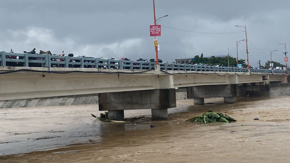 Knee-deep flooding at one end of Tumana Bridge in Marikina deters low vehicles from crossing. The bridge traverses Marikina River, which according to Marikina PIO’s 12 pm update, was at 19.2 meters. Vehicles have been parked on the bridge by residents of nearby areas to save them