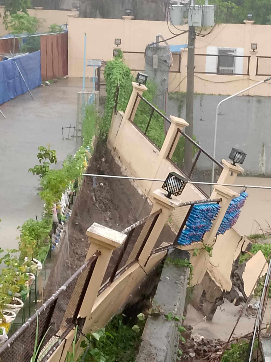 JAMMiranda's tweet photo. Gumuho ang pader ng Punturin Elementary School 3S Campus dahil sa walang tigil na pagulan dulot ng Bagyong #CarinaPH at Habagat  #BrigadaEskwela2024 

Mabuti at walang naiulat na nasaktan 🙏🏼 

Keep safe and Dry Pilipinas 🇵🇭 https://t.co/TXFmVsJ2LE