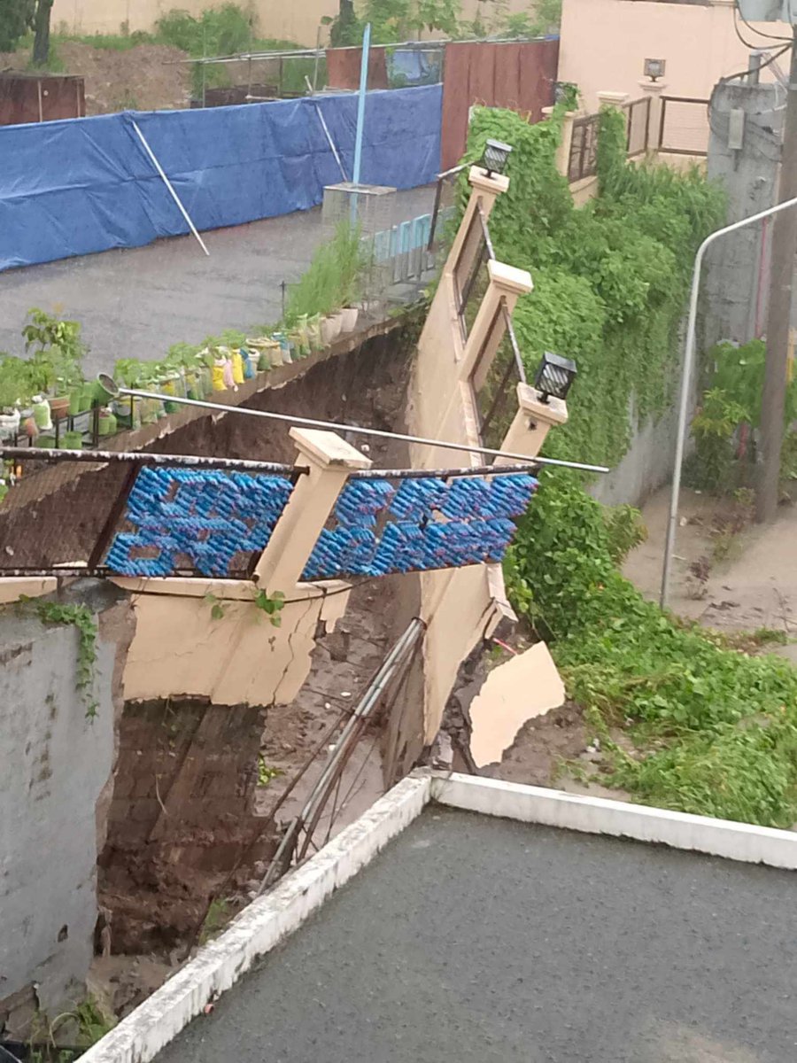 JAMMiranda's tweet photo. Gumuho ang pader ng Punturin Elementary School 3S Campus dahil sa walang tigil na pagulan dulot ng Bagyong #CarinaPH at Habagat  #BrigadaEskwela2024 

Mabuti at walang naiulat na nasaktan 🙏🏼 

Keep safe and Dry Pilipinas 🇵🇭 https://t.co/TXFmVsJ2LE