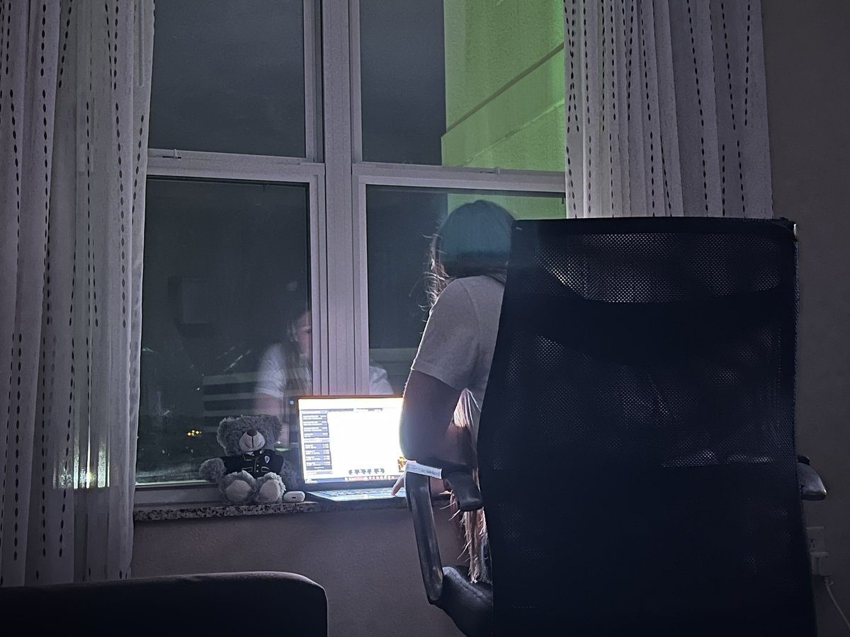 Lindsay is making the most of being stuck in Orlando using <a href="/flightradar24/">Flightradar24</a> to watch the planes coming in to land on one-seven-right at <a href="/MCO/">Orlando International Airport</a>. ATC on the go here from <a href="/lindsaymccall09/">Lindsay 🏴󠁧󠁢󠁳󠁣󠁴󠁿</a> with her <a href="/_ProjectWingman/">ProjectWingman</a> pilot bear
👩‍✈️ 🛬
#futurepilot