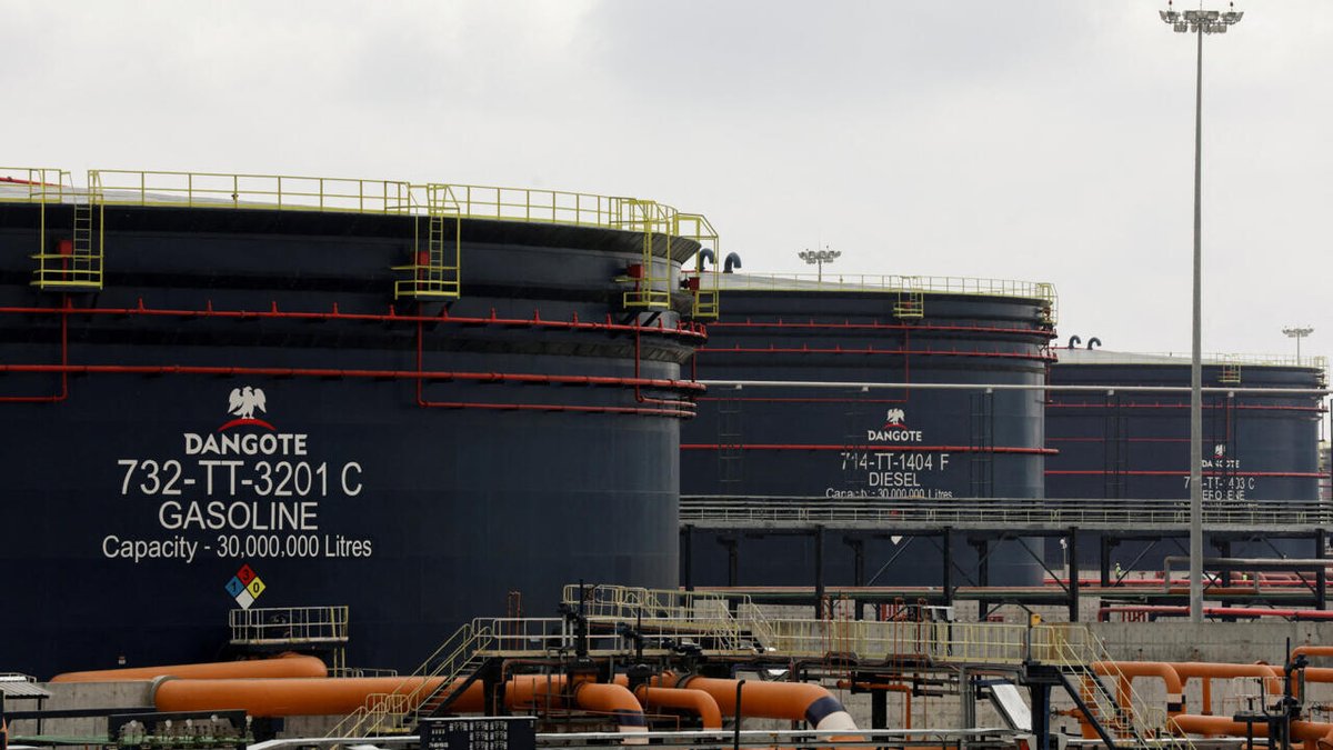 RFI's tweet photo. Nigeria: poussée de fièvre entre Aliko Dangote et les agences du secteur pétrolier
➡️ https://t.co/EXVBi73CnC https://t.co/N5d49u2u8L