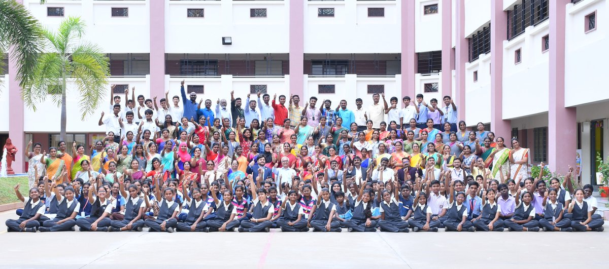 UNODC_ROSA's tweet photo. "Our collective efforts can drive change."

Joining @UNODC's #RiseUp4Peace capacity boosting workshop, 120 educators from 25 public/private/govt schools in Salem (Tamil Nadu) discussed youth vulnerabilities &amp; practical ways to embed peace, lawfulness &amp; integrity in classrooms. https://t.co/uw2u7XZpva