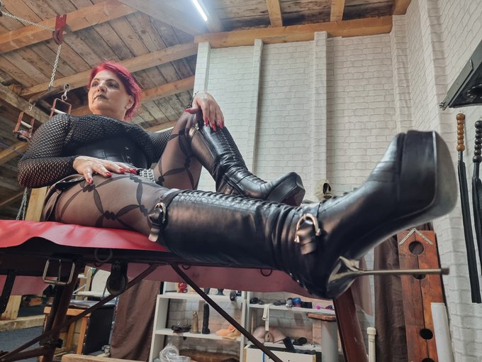 Suck my heel! https://t.co/EE6ql1MAOy